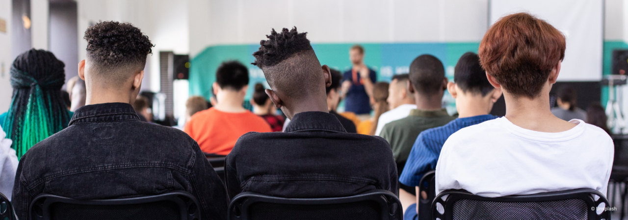 Semaine NSI trois élèves de dos qui écoutent leur enseignant