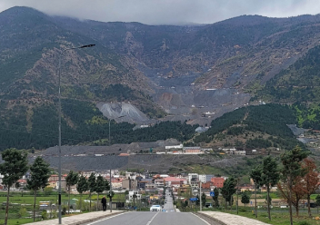 PUBLICATION dans SCIENCE - Découverte Majeure : Un Réservoir d'Hydrogène Quasi Pur Découvert en Albanie - Vue de la mine de chrome de Bulqizë en Albanie (Crédit : B. Muceku)